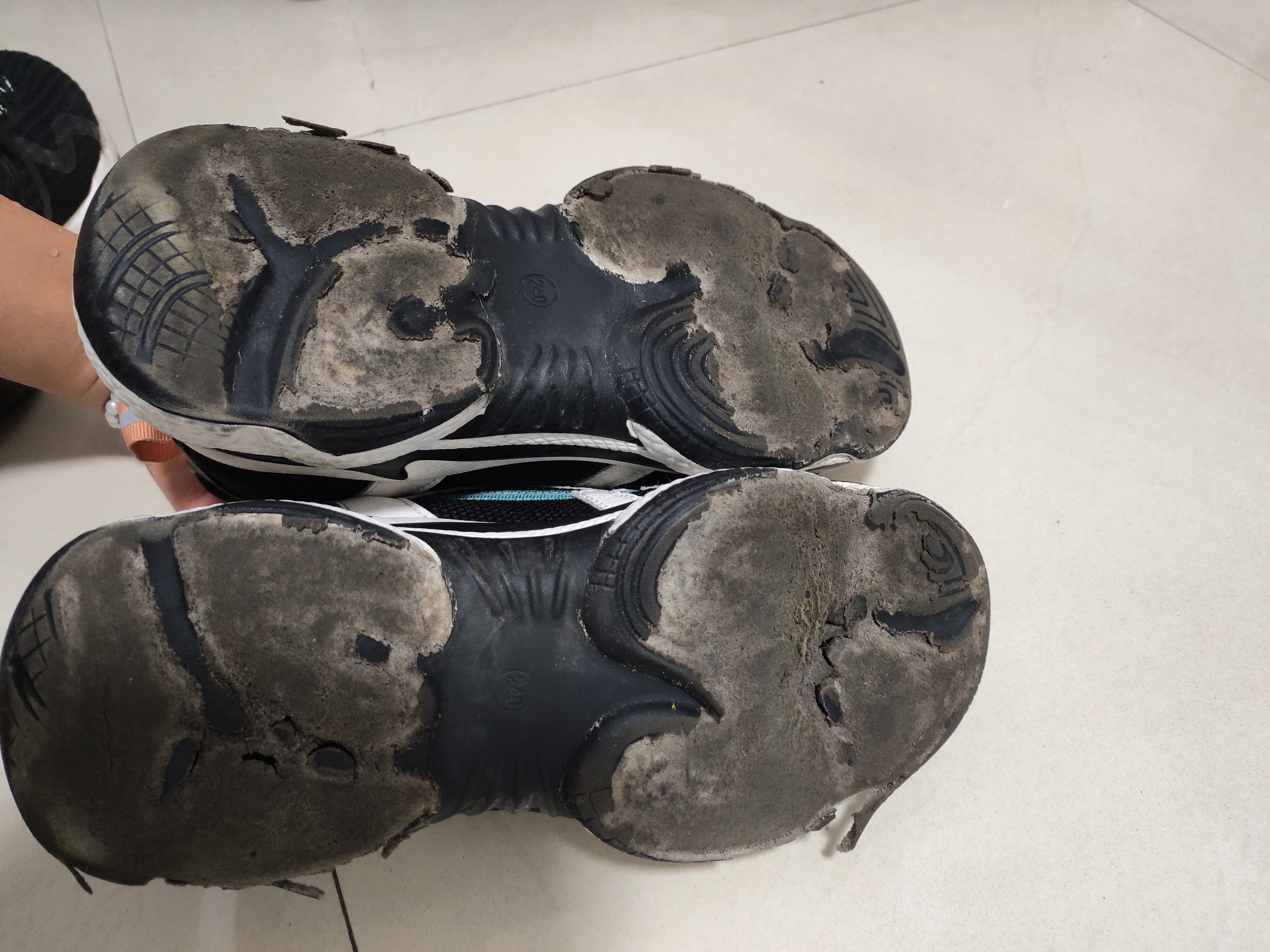 意尔康鞋子质量真差!穿了五个月不到,鞋底就磨成这样了