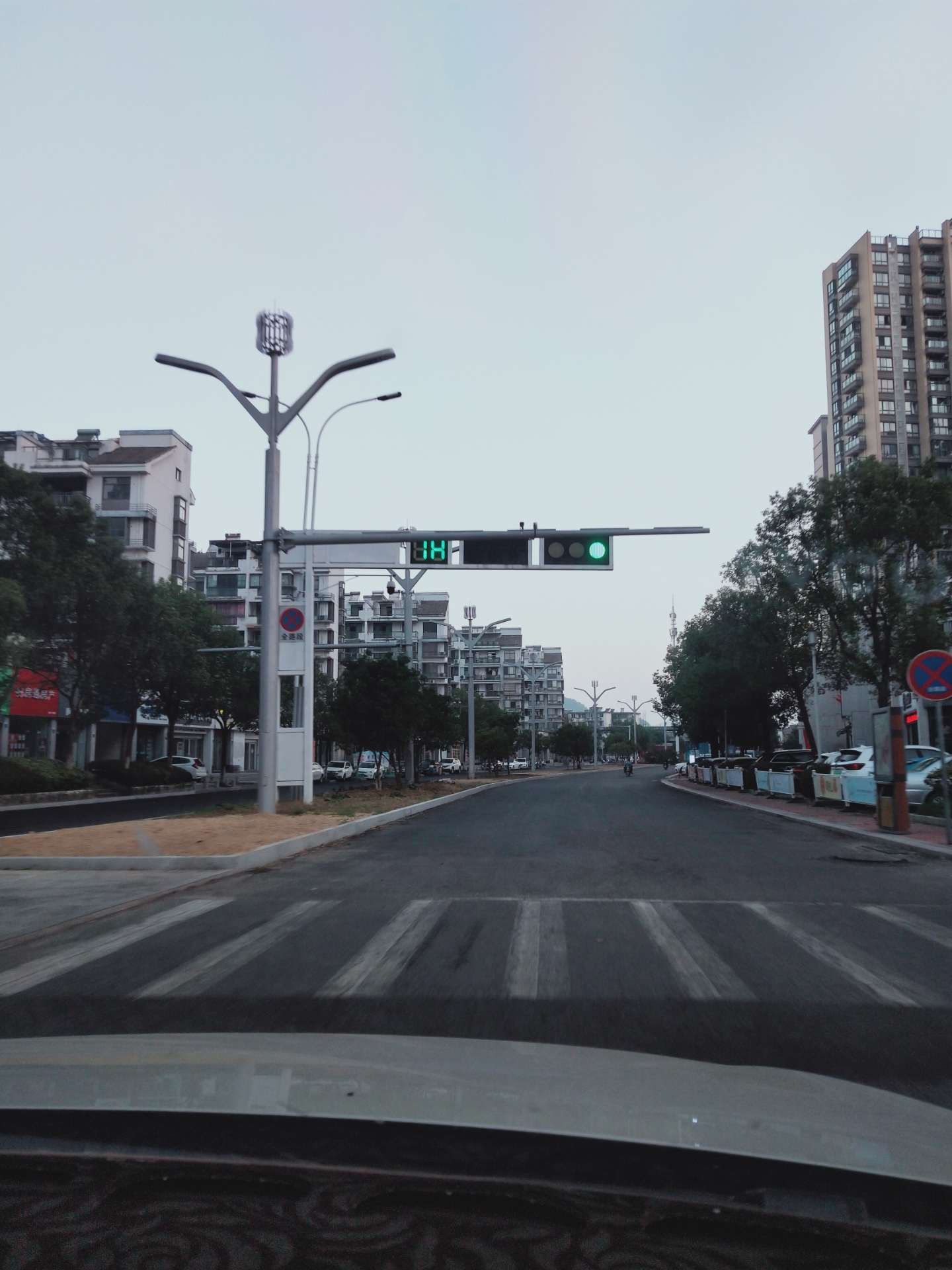 好几个路口的红绿灯前面都有这个,是要挡住红绿灯吗?